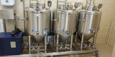 Конструкция модульного исполнения с 3-мя емкостями 120л для брожения и холодильной установкой
